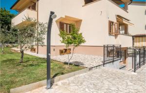 3 Bedroom Cozy Apartment In Porec 