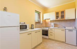 3 Bedroom Cozy Apartment In Porec