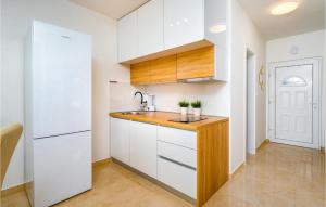 2 Bedroom Nice Apartment In Banjol