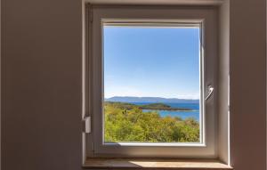 Lovely Apartment In Njivice With Wifi