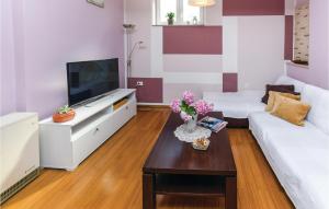 3 Bedroom Beautiful Home In Jadranovo