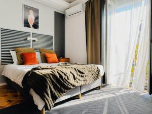 Chic Urbana: 140sqm 5-Bedroom Downtown Gem