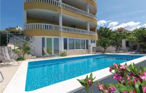 Lovely Apartment In Zrnovnica With Jacuzzi 