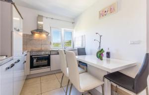 Amazing Apartment In Zrnovnica