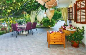 2 Bedroom Cozy Home In Zrnovnica 