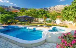 Nice Home In Zrnovnica With Jacuzzi