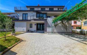 2 Bedroom Beautiful Apartment In Rovinj 