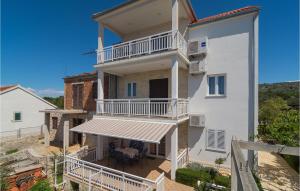 3 Bedroom Nice Apartment In Milna