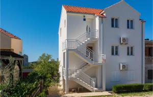 3 Bedroom Nice Apartment In Milna