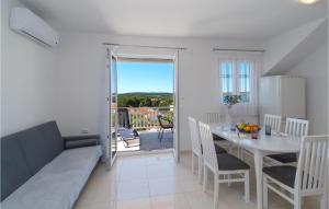 3 Bedroom Nice Apartment In Milna