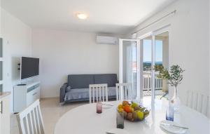 3 Bedroom Nice Apartment In Milna