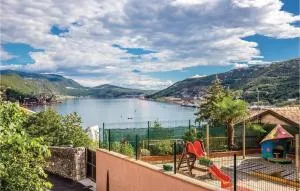 1 Bedroom Beautiful Apartment In Bakar - 里耶卡