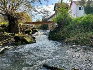 Seosko Imanje Na Obali Rijeke