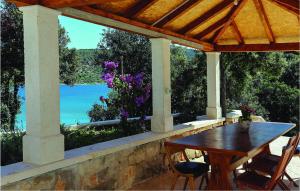 Three-Bedroom Holiday Home In Pucisca