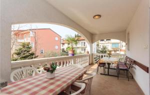 2 Bedroom Cozy Apartment In Pula