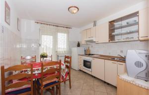 2 Bedroom Cozy Apartment In Pula 