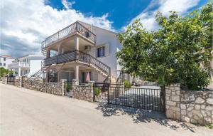 2 Bedroom Amazing Apartment In Okrug Gornji 