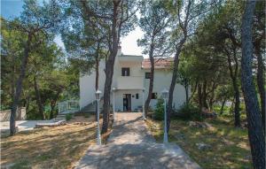 Beautiful Apartment In Zaton With Kitchen 