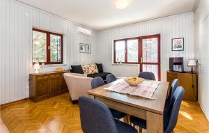 Beautiful Apartment In Zaton With Kitchen 