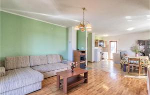 6 Bedroom Amazing Home In Bratulici