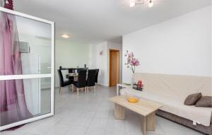 Beautiful Apartment In Cizici With Wifi
