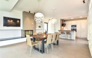 Lovely Home In Omis With Wifi 