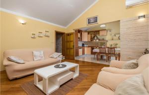 Awesome Apartment In Povljana With Kitchen 