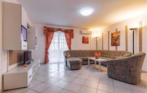 3 Bedroom Awesome Apartment In Pavicini 