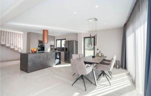 Cozy Home In Makarska 