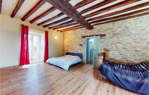 Maisons de vacances 4 Bedroom Gorgeous Home In Parennes : photos des chambres