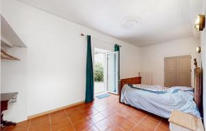 Maisons de vacances 4 Bedroom Gorgeous Home In Parennes : photos des chambres