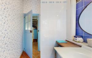 Maisons de vacances 4 Bedroom Gorgeous Home In Parennes : photos des chambres