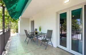 1 Bedroom Lovely Apartment In Vlasici