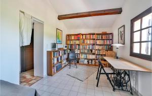 Maisons de vacances Awesome Home In Saint-Pierre-De-Vassol : photos des chambres