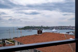 Modern Two-Bedroom Flat with Stunning Bosphorus View