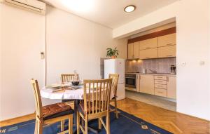 2 Bedroom Stunning Apartment In Makarska 