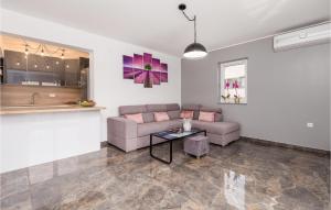 4 Bedroom Cozy Apartment In Pobri