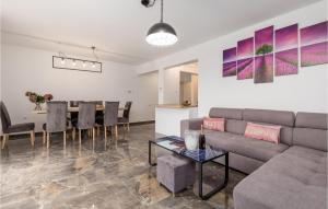 4 Bedroom Cozy Apartment In Pobri