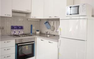 Lovely Apartment In Zecevo Rogoznicko With Wifi 