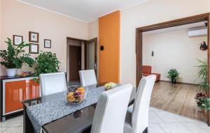 2 Bedroom Gorgeous Apartment In Fazana 