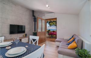 2 Bedroom Awesome Home In Praznica 