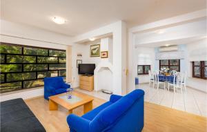 2 Bedroom Lovely Apartment In Zidarici 