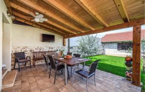6 Bedroom Nice Home In Murvica 