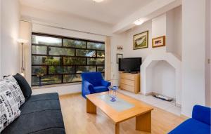2 Bedroom Lovely Apartment In Zidarici 