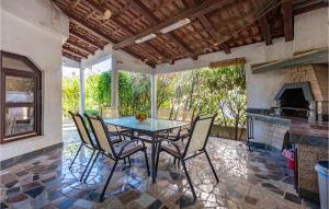 2 Bedroom Lovely Apartment In Zidarici