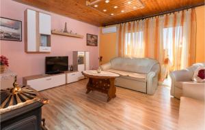 2 Bedroom Lovely Apartment In Pula 