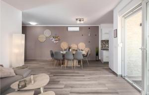 3 Bedroom Nice Home In Kapovci