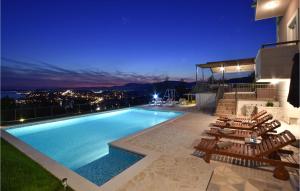 Six-Bedroom Holiday Home In Podstrana