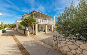 2 Bedroom Cozy Apartment In Vir