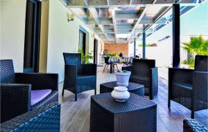 Maisons de vacances Beautiful Home In St Victor La Coste : photos des chambres